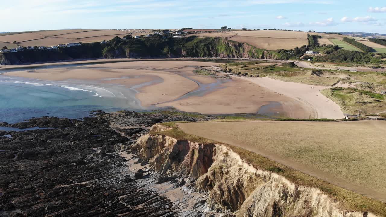 Luftfoto af den naturskønne, tomme Bantham Strand langs Syddevons kystlinje.