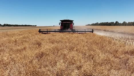 Ingrese-Al-Mundo-De-La-Maquinaria-De-última-Generación-Durante-Una-Operación-De-Cosecha-De-Canola-A-Gran-Escala.