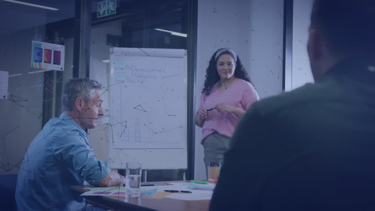 animación de la red de conexiones contra la mujer biracial dando una presentación en la oficina.