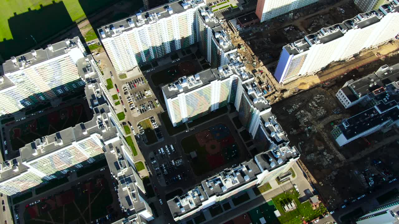 Vista aérea de condomínio de apartamentos moderno em construção