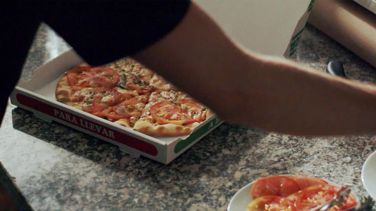 요리사 가 주방 에 배달 하기 위해 피자를 준비 하고 있다