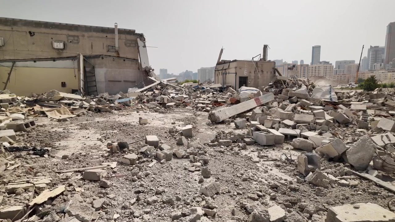 Lontano dal moderno skyline degli Emirati Arabi Uniti, strutture abbandonate si ergono silenziosamente al rallentatore.