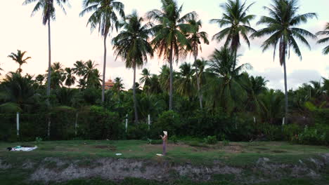 Vietnamesische-Landschaft-Mit-Frau-Mit-Konischem-Hut-Beim-Angeln