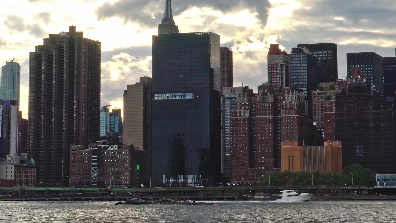 Vista del horizonte de la ciudad de Nueva York al atardecer desde el río