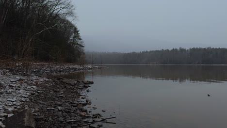 Ein-Ruhiger,-Heiterer,-Wunderschöner-Bergsee-Zu-Beginn-Eines-Schneesturms