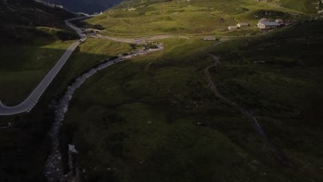 imágenes de drones en 4k capturan la belleza natural de los alpes suizos mientras el sol se pone a través de las nubes en el paso gotthard