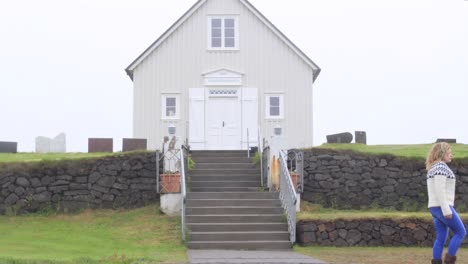 mujeres caminando de izquierda a derecha islandia iglesia