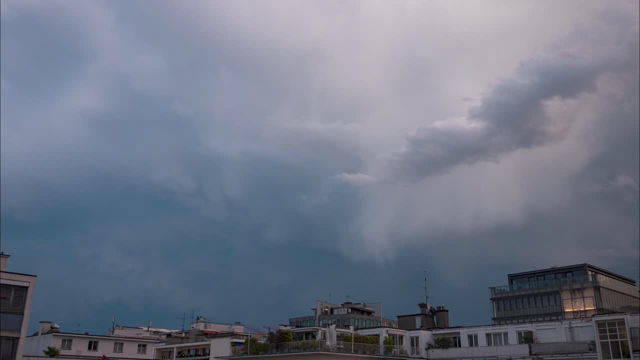 lapso de tiempo de nubes de tormenta en rápido movimiento sobre edificios de apartamentos y edificios residenciales