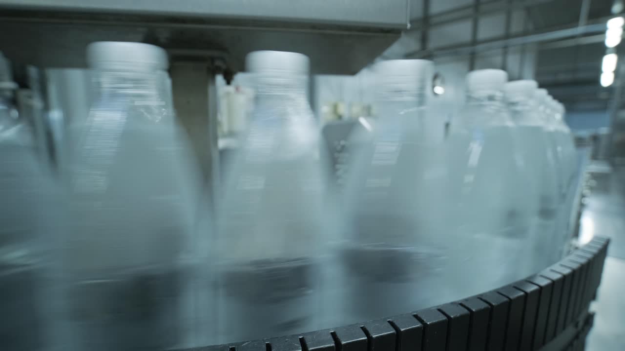 cinta transportadora con botellas de agua potable en una planta de bebidas moderna