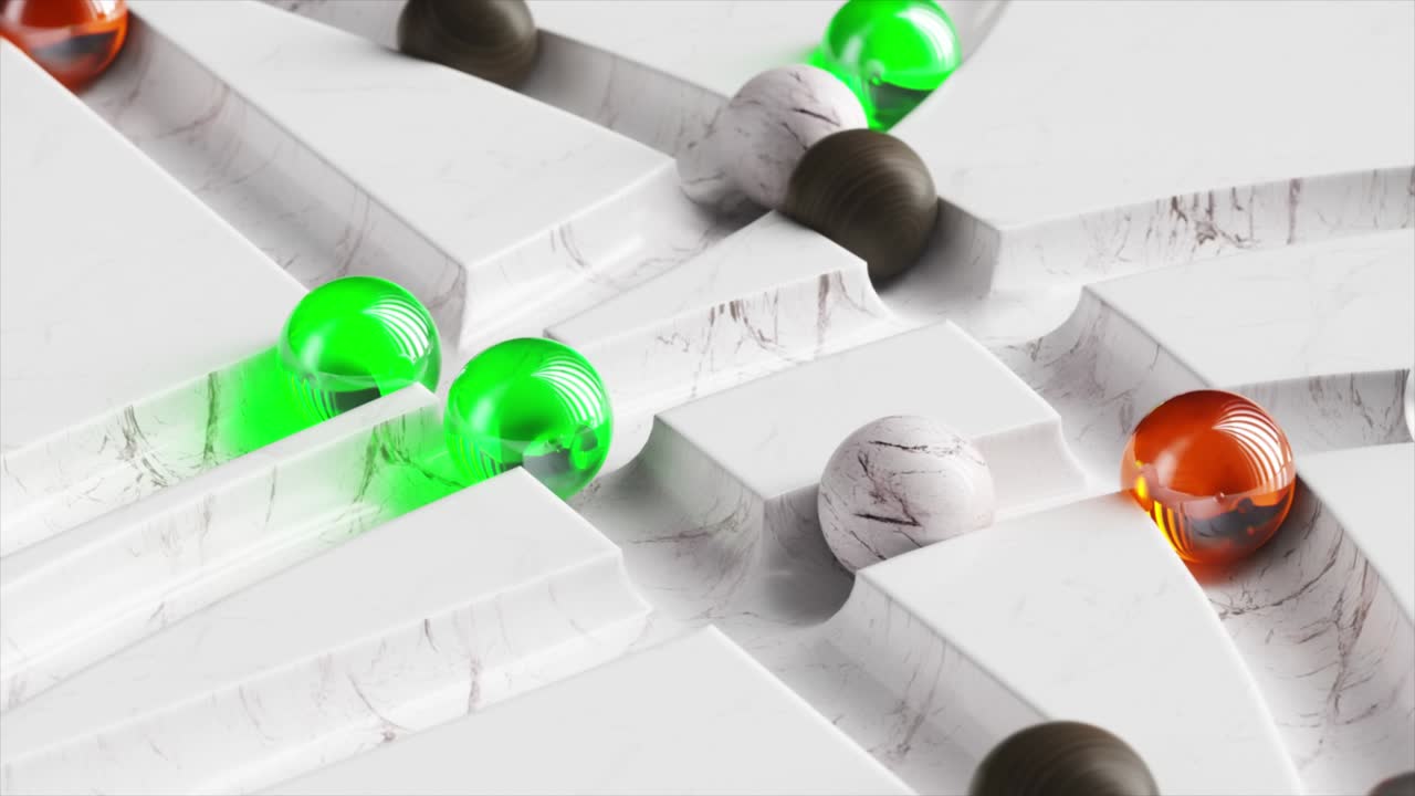 색의 공이  대리석 미로를 돌고 있습니다. 색, 오렌지색, 녹색, 검은색 구.