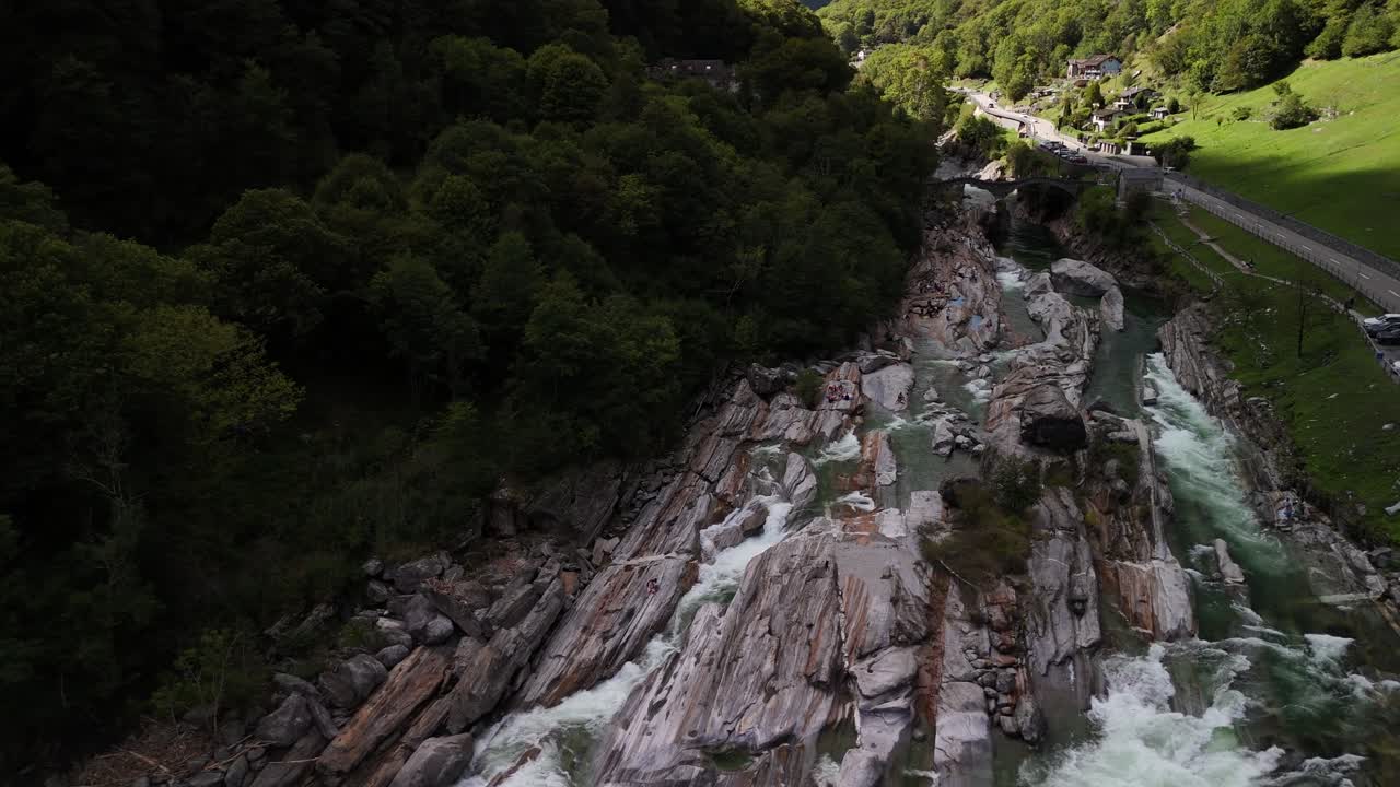 Natura vista dall'alto Valle Verzasca, fiume, Svizzera, acqua cristallina verde smeraldo, rocce lisce scolpite