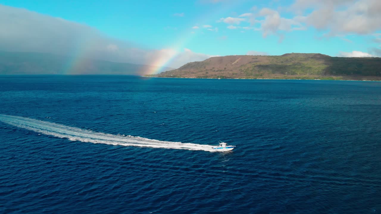 열대 바다의 무지개 아래에서 항해하는 어선, 해안의 공중 전망, 아름다운 하늘