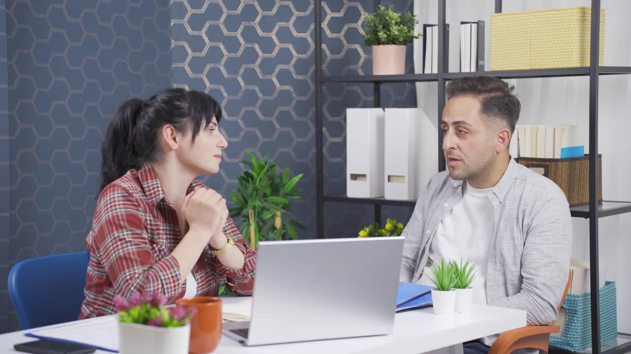 그녀의 실수를 해석하고 환자에게 경고하는 라이프 코치입니다.