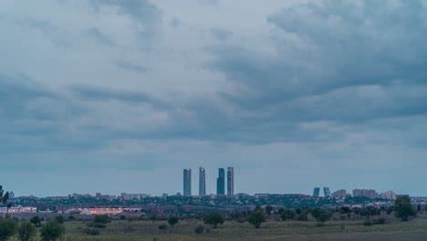 Timelapse-Cielo-Nublado-Y-Tormentoso-En-El-Horizonte-De-Madrid-Durante-El-Atardecer