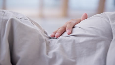 manos, toques y pareja acostada en la cama
