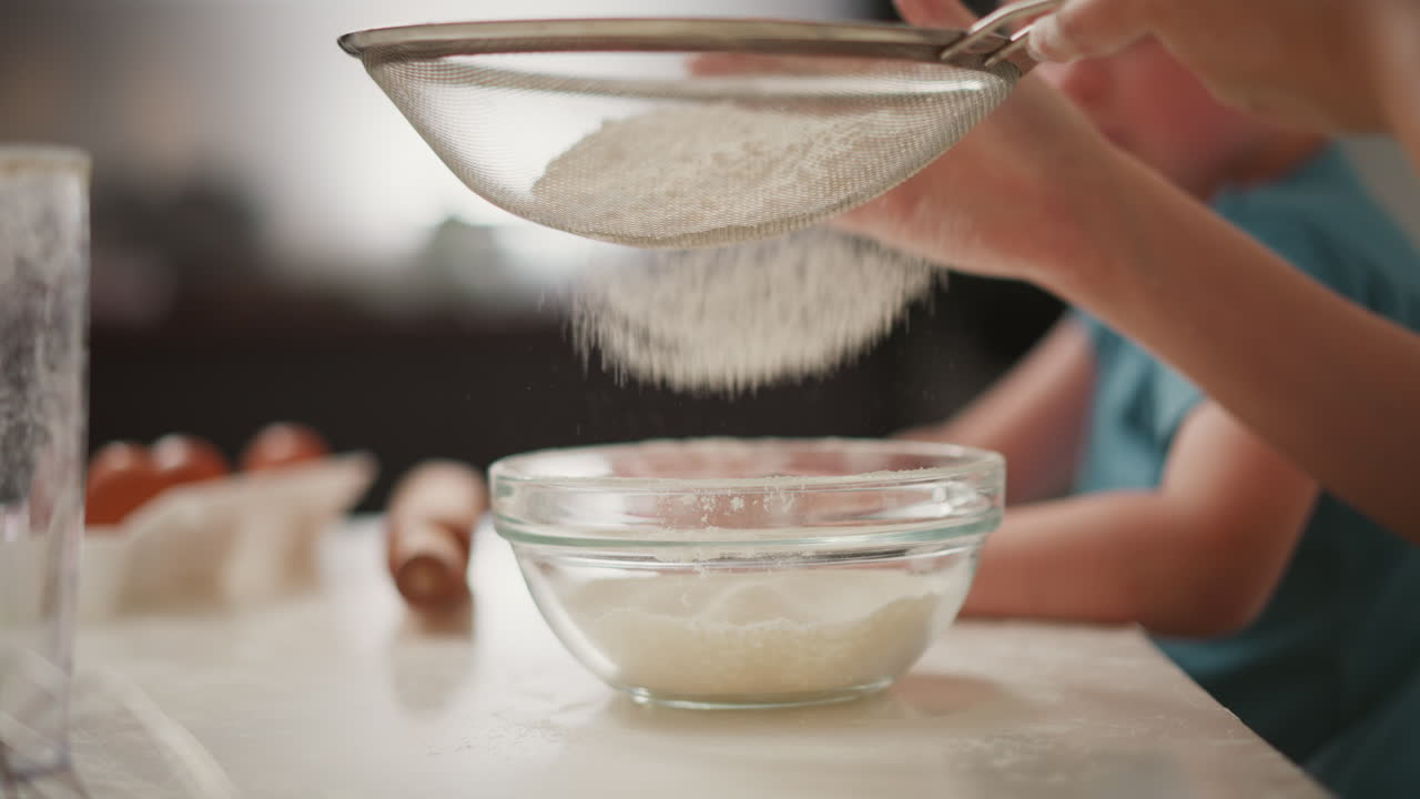 베이킹을 위한 아이의 시프팅 밀가루