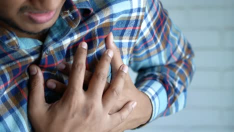 hombre con dolor en el pecho