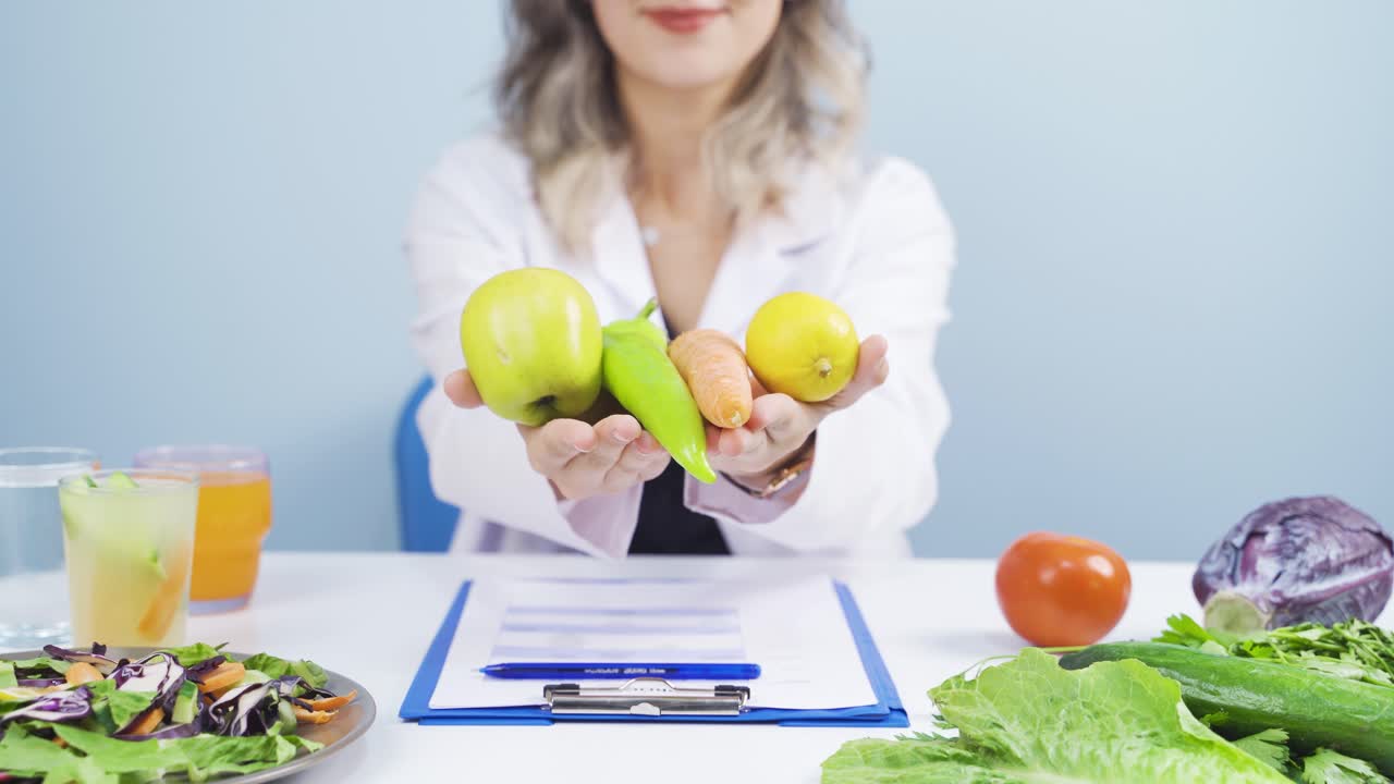 un médico dietista con verduras. mensaje de vida saludable.