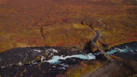 Luftaufnahme-Von-Touristen-In-Island,-Die-Im-Herbst-Den-Blauen-Wasserfall-Bruararfoss-Besuchen