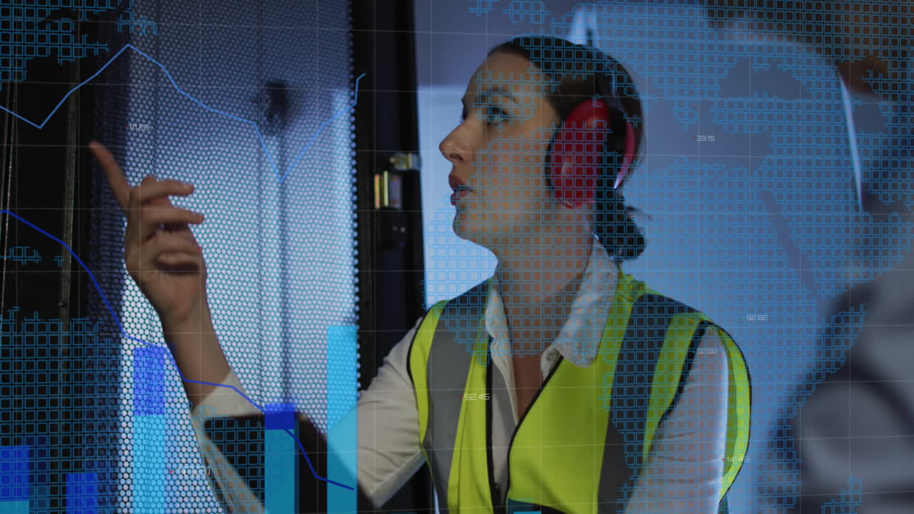 animación del procesamiento de datos sobre ingeniera informática caucásica con servidores de computadoras de comprobación de tabletas