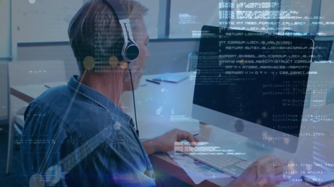 animación del procesamiento de datos sobre un hombre de negocios caucásico que usa computadora en la oficina