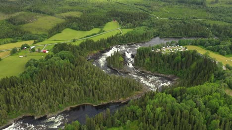 La-Cascada-Ristafallet-En-La-Parte-Occidental-De-Jamtland-Está-Catalogada-Como-Una-De-Las-Cascadas-Más-Hermosas-De-Suecia.