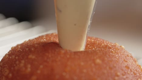 el donut está lleno de crema de la panadería de londres