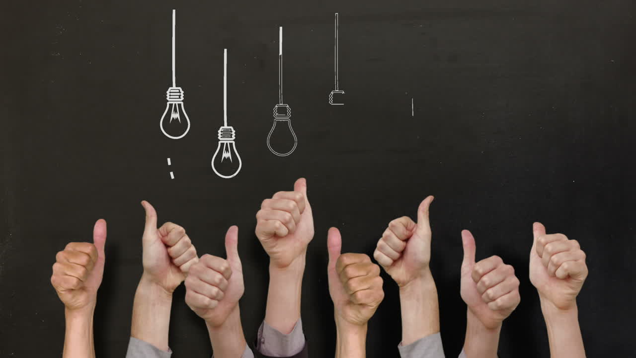 많은 엄지손가락을 올린 전구