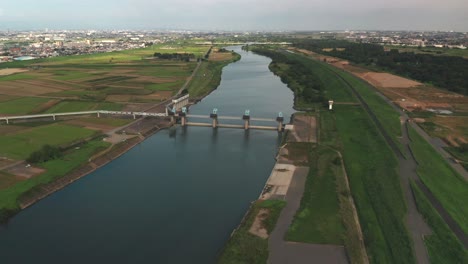 Compuertas-De-Inundación-En-El-Río-Arakawa-Junto-A-Los-Exuberantes-Campos-Verdes-En-Saitama,-Japón