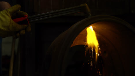 Metallschmied-Mit-Schweißbrenner-In-Der-Werkstatt-4k