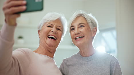 Amigos-Mayores,-Selfie-Y-Sonrisa-Con-Un-Abrazo