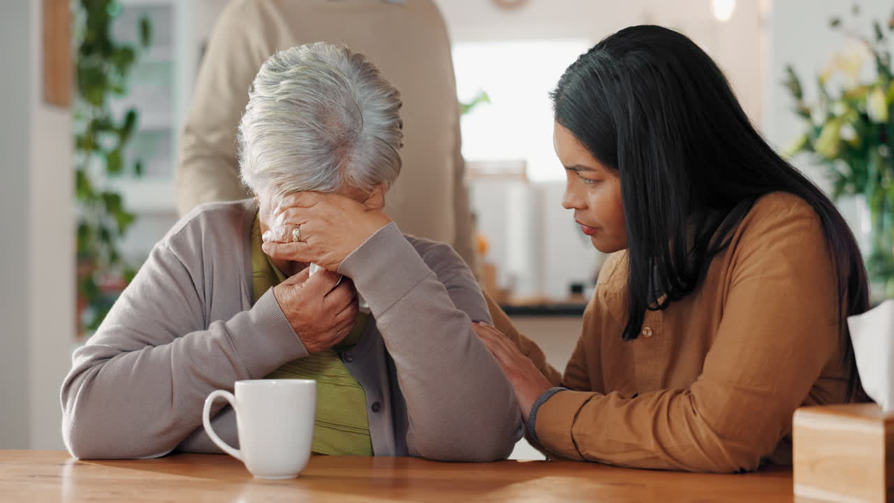 가족 들 과 함께 울고 있는 노인 여자 가 그녀 를 위로 하고 있다