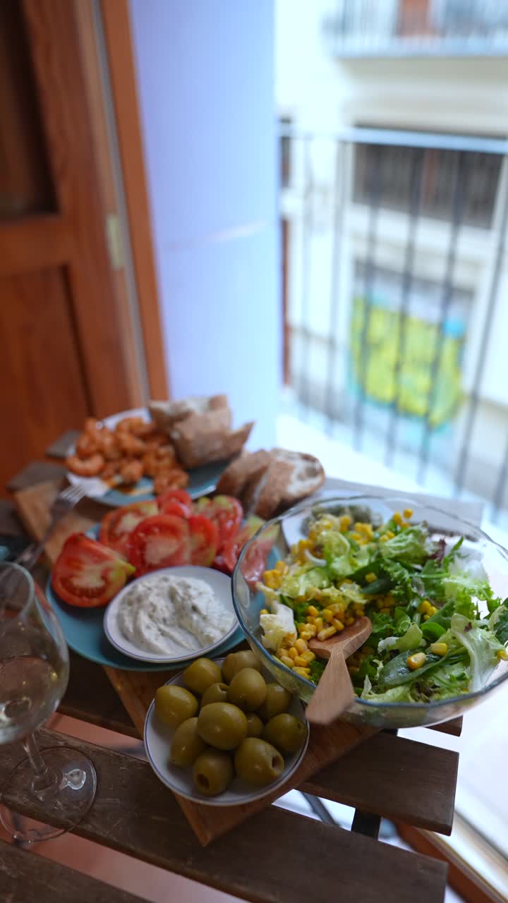 전망이 있는 마당 점심
