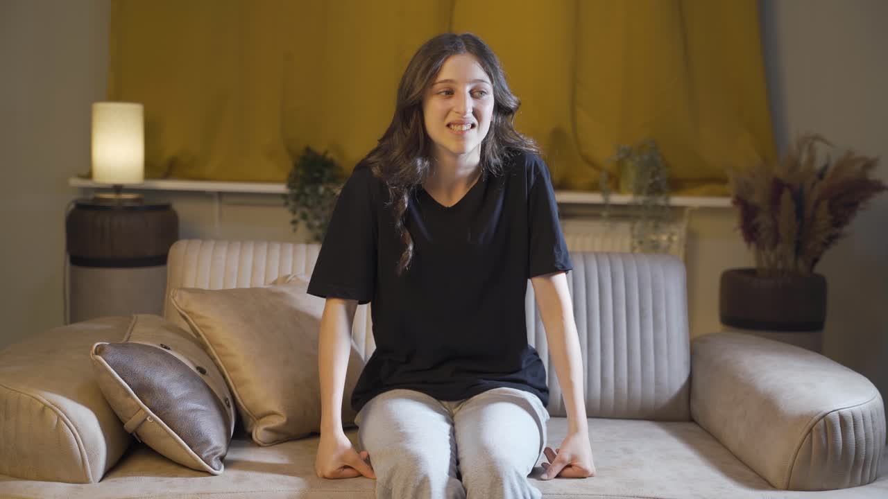 자기 자신과 얘기하고 웃는 젊은 여성.