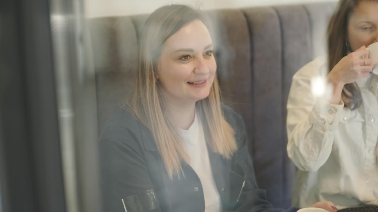 gerente de servicio de automóviles disfrutando de una pausa para el café