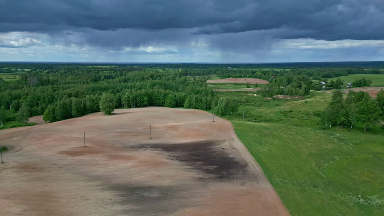 vista aérea panorámica sobre el paisaje de letonia con campos y árboles verdes y exuberantes