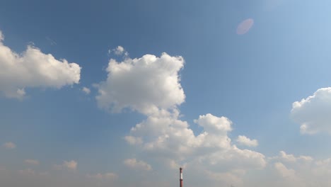 Hermoso-Fondo-De-Cielo-Azul,-Nubes-Blancas-Y-Esponjosas-Se-Mueven-Suavemente-Y-Un-Lapso-De-Tiempo-De-Chimenea-De-Fábrica-Estático-Osijek,-Croacia