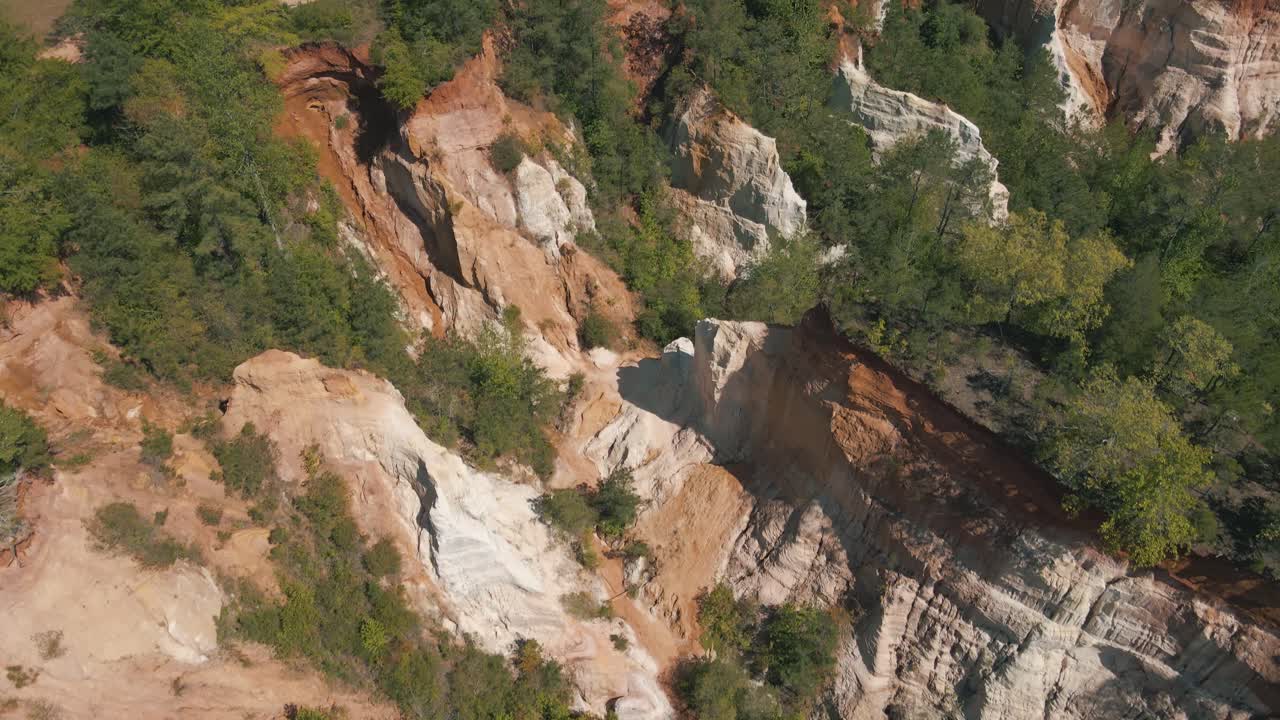 아름다운 화창한 날 협곡의 놀라운 드론 영상