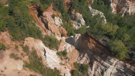 increíbles imágenes de drones de un cañón en un hermoso día soleado