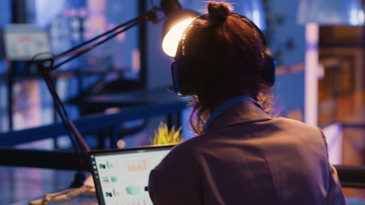 사무실에서 노트북으로 일하는 여자