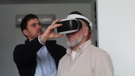 Senior-man-using-virtual-glasses