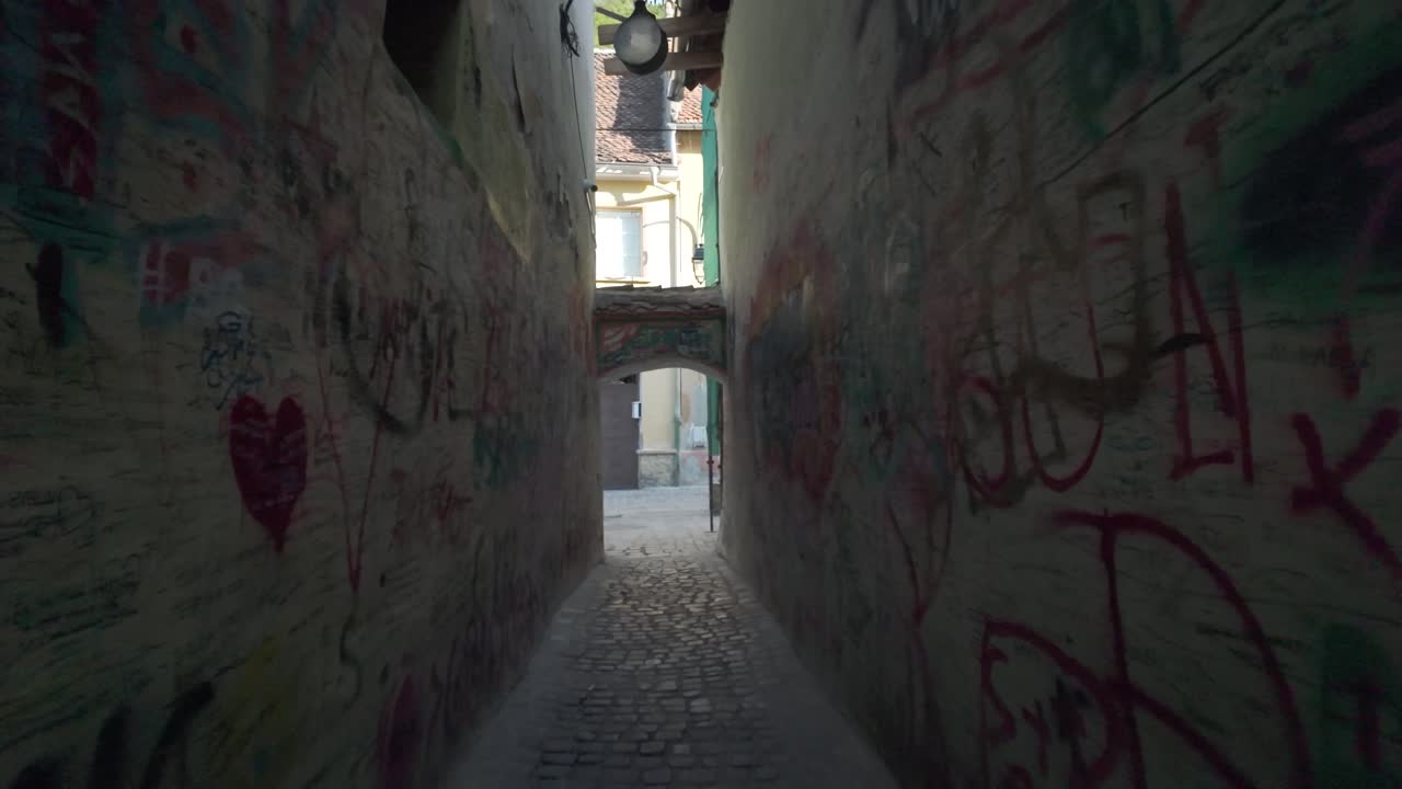 POV-Spaziergang, der den begrenzten Raum und den historischen Charakter der Strada Sforii in der Altstadt von Brașov einfängt