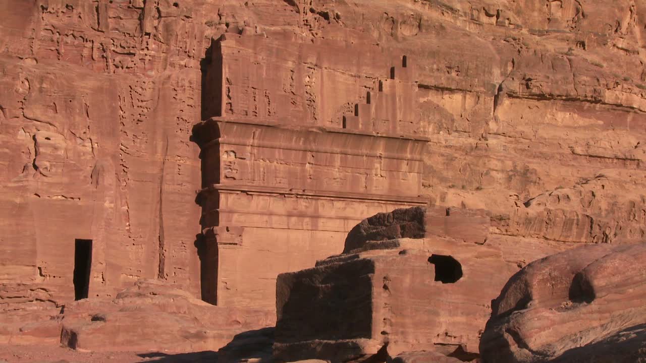 tumbas gigantes de arenisca en las antiguas ruinas nabateas de petra jordania