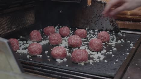 Auf-Steingrill-Gebratene-Rindfleischbällchen-Zusammen-Mit-Gewürfelten-Zwiebeln