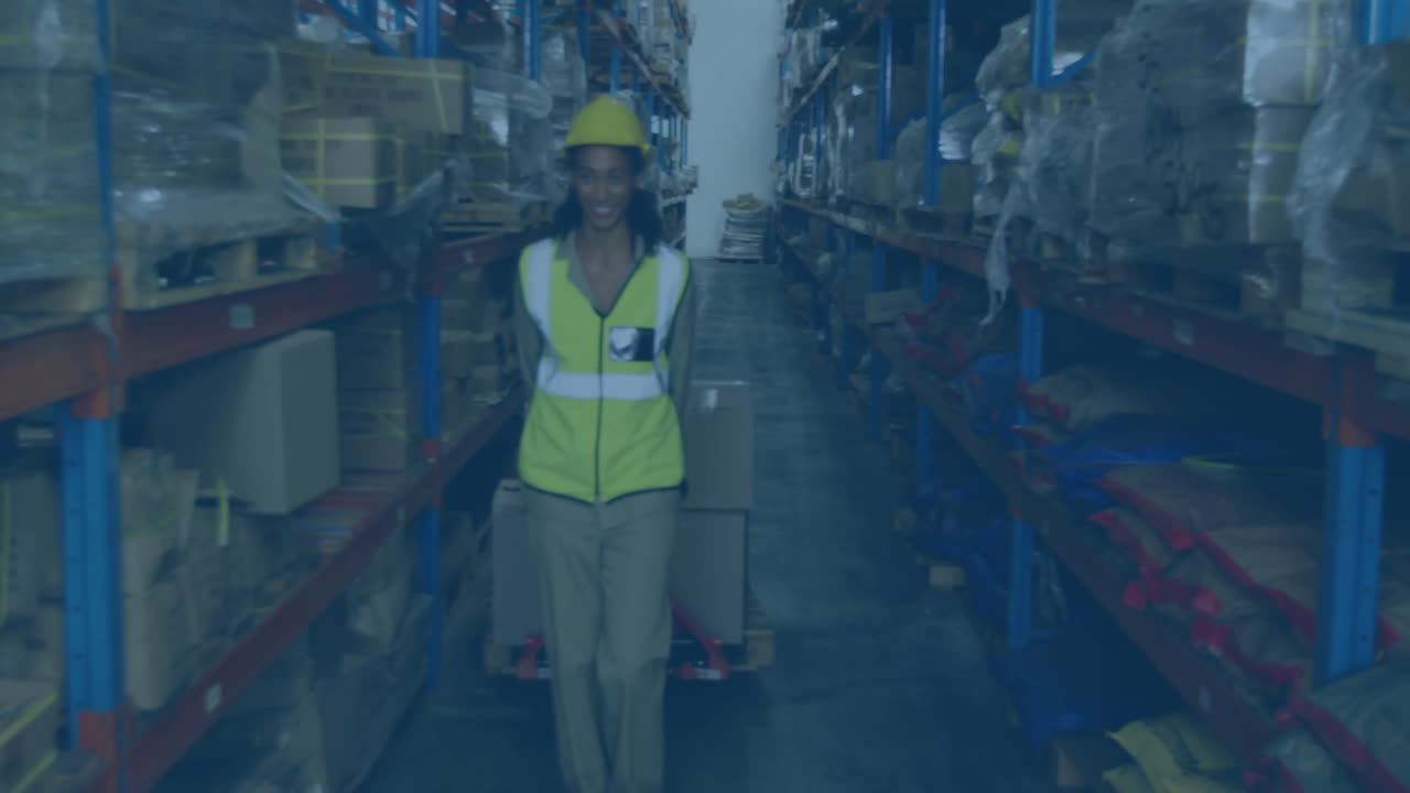 animación de procesamiento de datos digitales sobre un hombre biracial que trabaja en un almacén