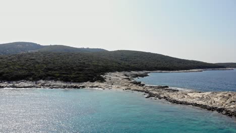 Fliegen-über-Den-Malerischen-Strand-Von-Paralia-Emplisi-In-Griechenland---Luftdrohnenaufnahme