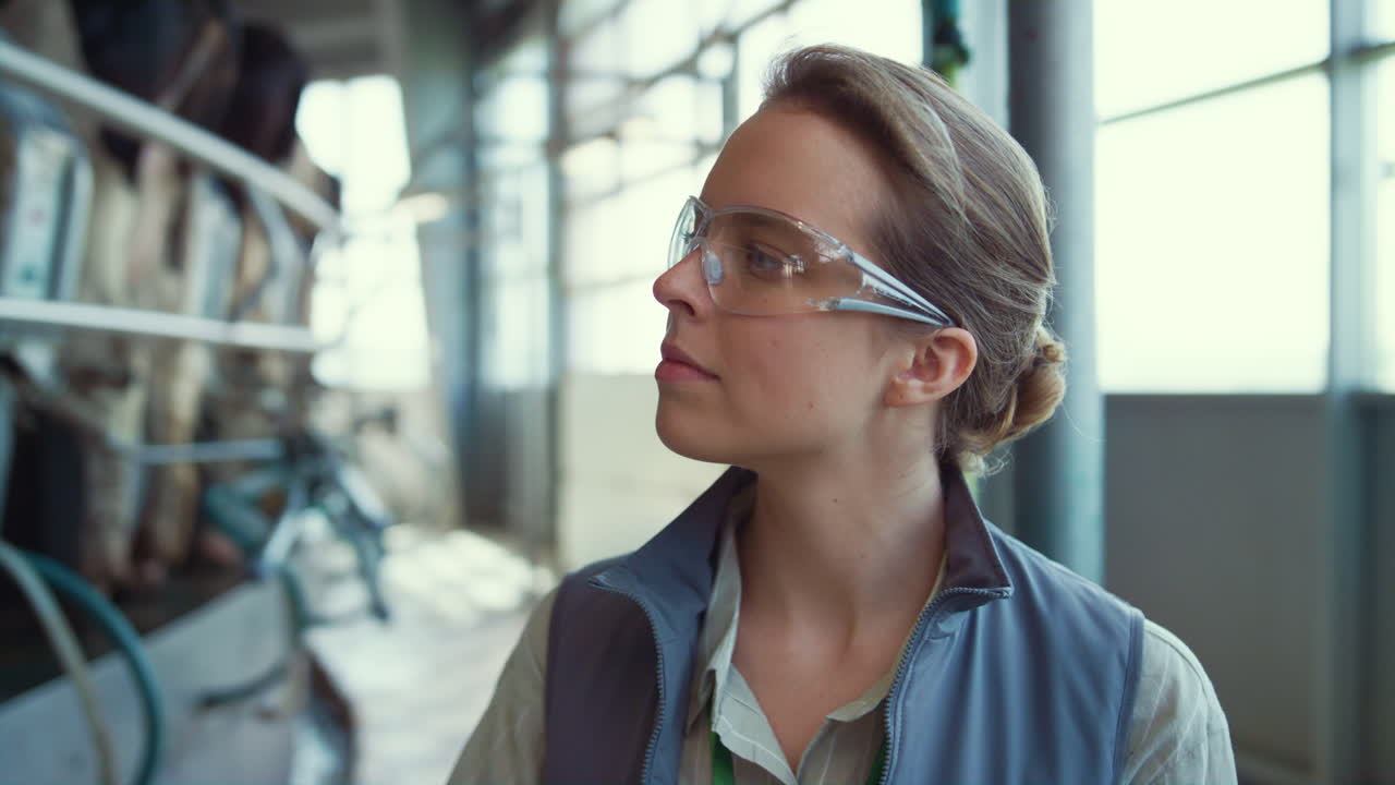 proceso de ordeño de ganado controlado por el agricultor en la fabricación moderna de productos lácteos retrato.