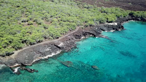 Straße-Am-Schwarzen-Sandstrand-Auf-Big-Island-Hawaii-Mit-Kristallblauem-Wasser-Und-Lavagestein