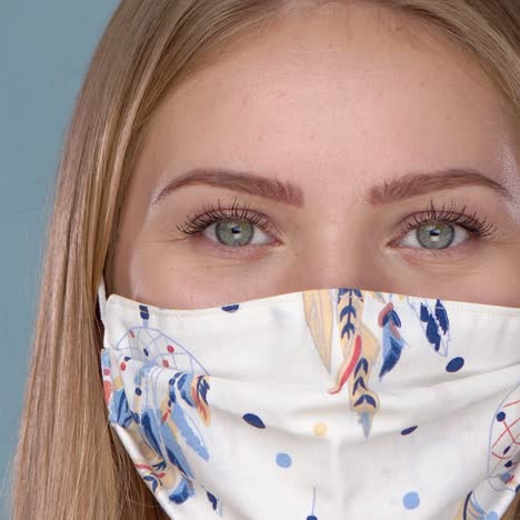 Nahaufnahme-Porträt-Einer-Schönen-Frau,-Die-Einen-Stilvollen-Gesichtsmaskenschutz-Vor-Virenverschmutzung-Trägt