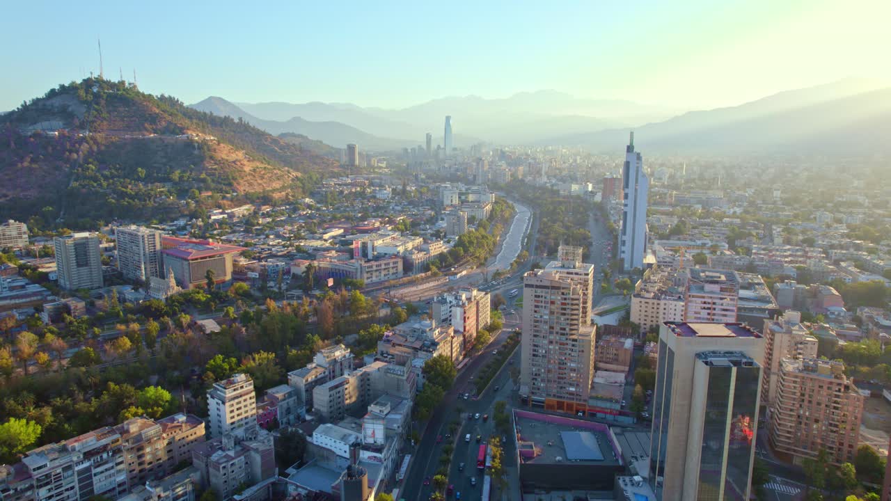 el atardecer proyecta un brillo cálido sobre el horizonte de santiago, mostrando el bullicio urbano y la belleza del paisaje urbano, vista aérea